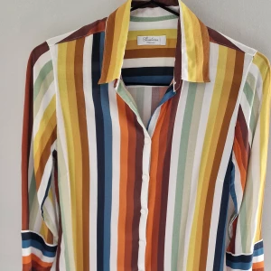 Stenströms  - Feminin blus från Stenströms, markerad midja och 3/4 ärm.  Strl 34  I fint skick, inga tecken på användning. Använd två ggr, tvättad en gång.