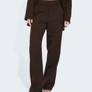 Bruna kostymbyxor bikbok - Säljer mina bruna kostymbyxor från Bikbok i strl 36. Köpta för 499kr. 