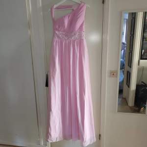 Jätte fin rosa balklänning storlek 38,  Använd 1 gång.  Tjejen på bilden har storlek M/38 & är 170 lång. 