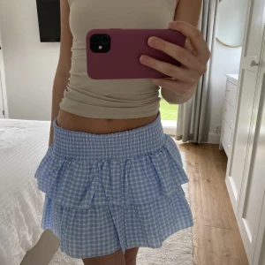 Rutig sommarkjol❤️ - Snygg kjol med volanger och färg till sommaren💕💕Kjolen sätter sig efter din passform runt midjan och har ett skönt material! 