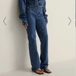 Mönstrade jeans - Snygga mönstrade jeans från NA-KD influenser collection. Säljs inte längre. Varsamt använda.