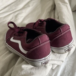 Röda vans skor - Säljer då de inte kommer till användning längre. Använda fåtal gånger. Skorna är i väldigt bra skick. Köpare står för frakt! Vid snabb affär kan pris diskuteras!! Nypris 799kr