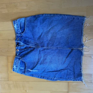 Jeans kjol - Nyskick bara använt ett par gånger. Jättefin till sommaren!