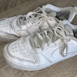 nike skor - säljer dessa skor från nike som är jätte snygga och trendiga, säljer då jag köpt nya skor. dom är i ganska bra skick och har några få slitage som syns på bild 3