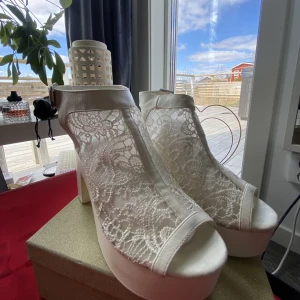 Klackar - Riktigt snygga vita klackar, perfekt nu till sommaren och student möjligtvis! Storlek 38! Har gått bort lite under hälen som syns här på bilden! 