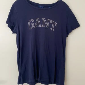 Gant tshirt - Säljer min gant tröja som tyvärr inte kommer till någon använding längre, den är köpt i tyskland och är använd men har inga tecken på skador eller liknande!💕