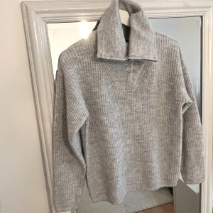 Stickad tröja - Hej en oanvänd stickad tröja med dragkedja. Den är i storlek s och köpt i barcelona🤙🏼