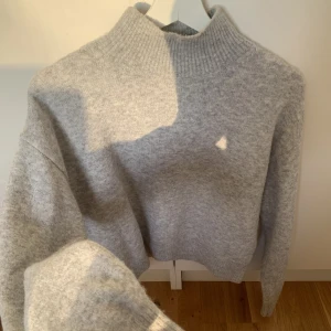 Grå stickad tröja XS - Grå stickad tröja från H&M i storlek XS