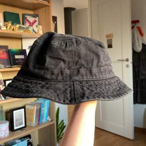 Svart buckethat, knappt använd. One size men passar bäst som storlek M