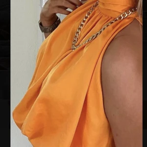 Fest topp - Säljer denna toppen från by Anastasia som inte säljs mer! Super fin och sååå fin på sommaren, men kommer inte till användning!🩵🩵