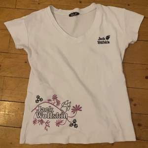 Jack Wolfskin tröja - vit jack wolfskin t-shirt i XXL