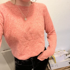 Rosa stickad tröja - Rosa stickad från Vero Moda. 