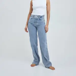 Populära jeans från bikbok, storlek midja 27 och löngd 35💗