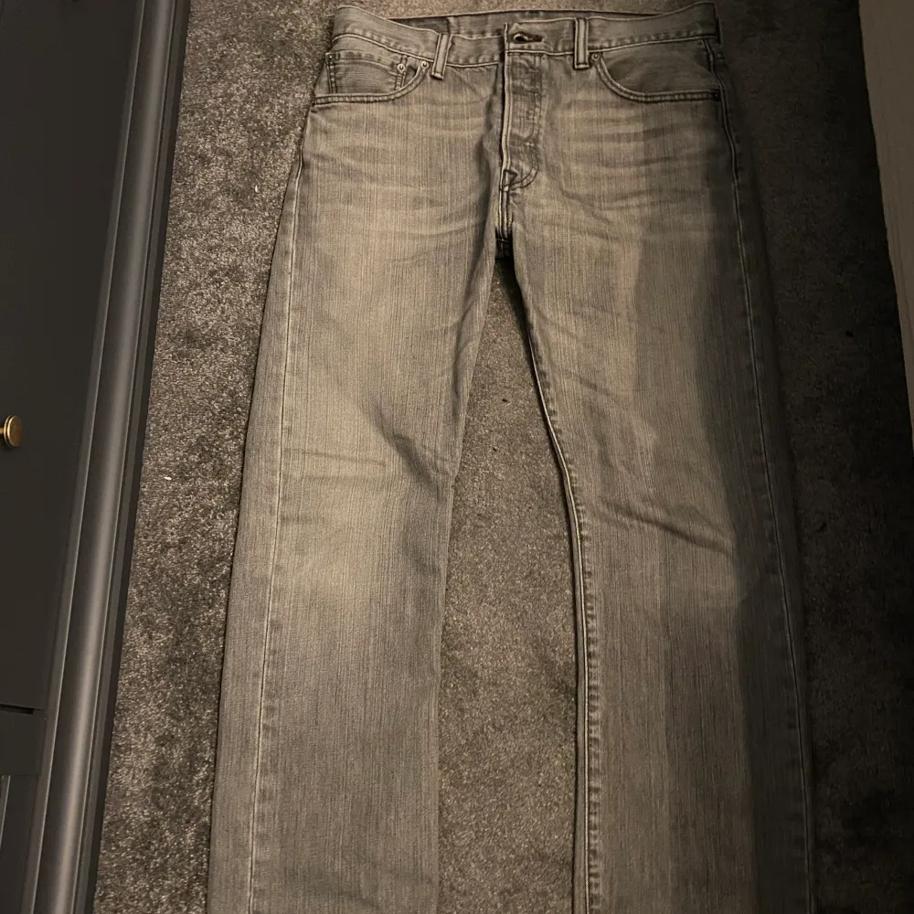 Säljer ett par gråa äldre/ vintage 501 som är i fint skick.  Har aldrig använt dom. . Jeans & Byxor.