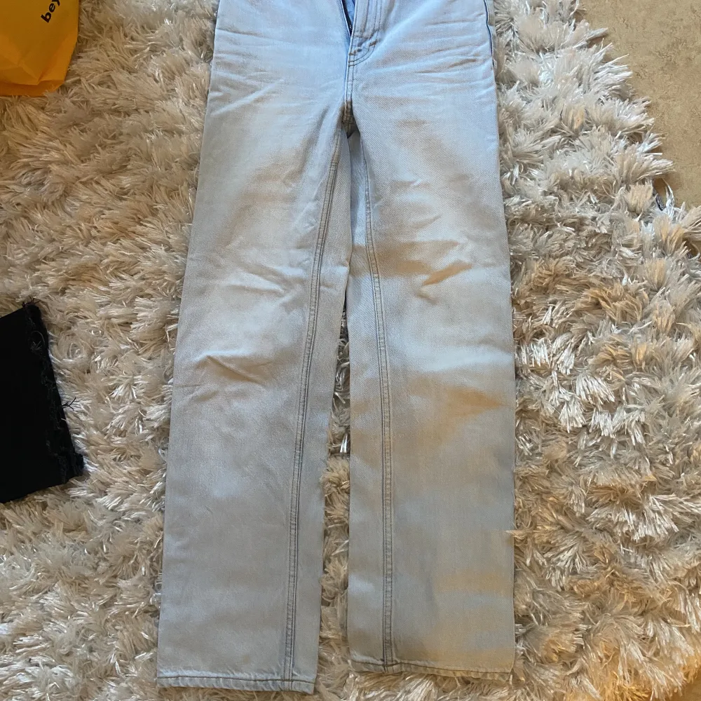 Ljusa weekday jeans ROWE i storlek W24 L30 Frakt tillkommer💕. Jeans & Byxor.