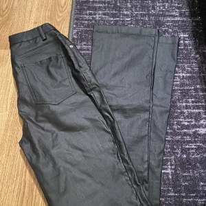 Skinn byxor  - Utsvängda jeans  Bra skick 