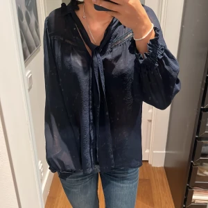Zara blus   - Jättefin blus i marinblå från Zara. Passar till så mycket!! Den är i storlek S men skulle säga att den passar XS, S, M. Köparen står för frakt.