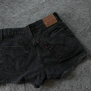 Levi’s shorts - Säljer dessa sjukt snygga Levis 501 shorts. ALDRIG använda! Nypris 500kr men säljer för dom är för små. Storlek 27, men små i storleken. 