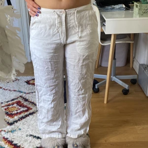 Linnebyxor - Bästa Linnebyxorna från part two, säljer endast för de har blivit små.  Strl 36 100% linne Beiga/ vita eller benvita typ