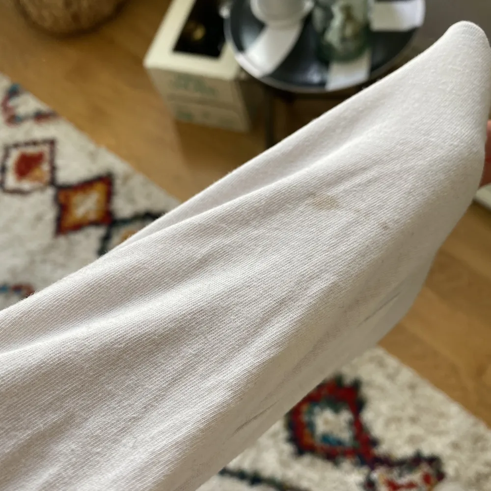 Långärmad vit cdg tröja En liten fläck som inte går bort men inget man tänker på Najs basic plagg som passar till allt. Toppar.
