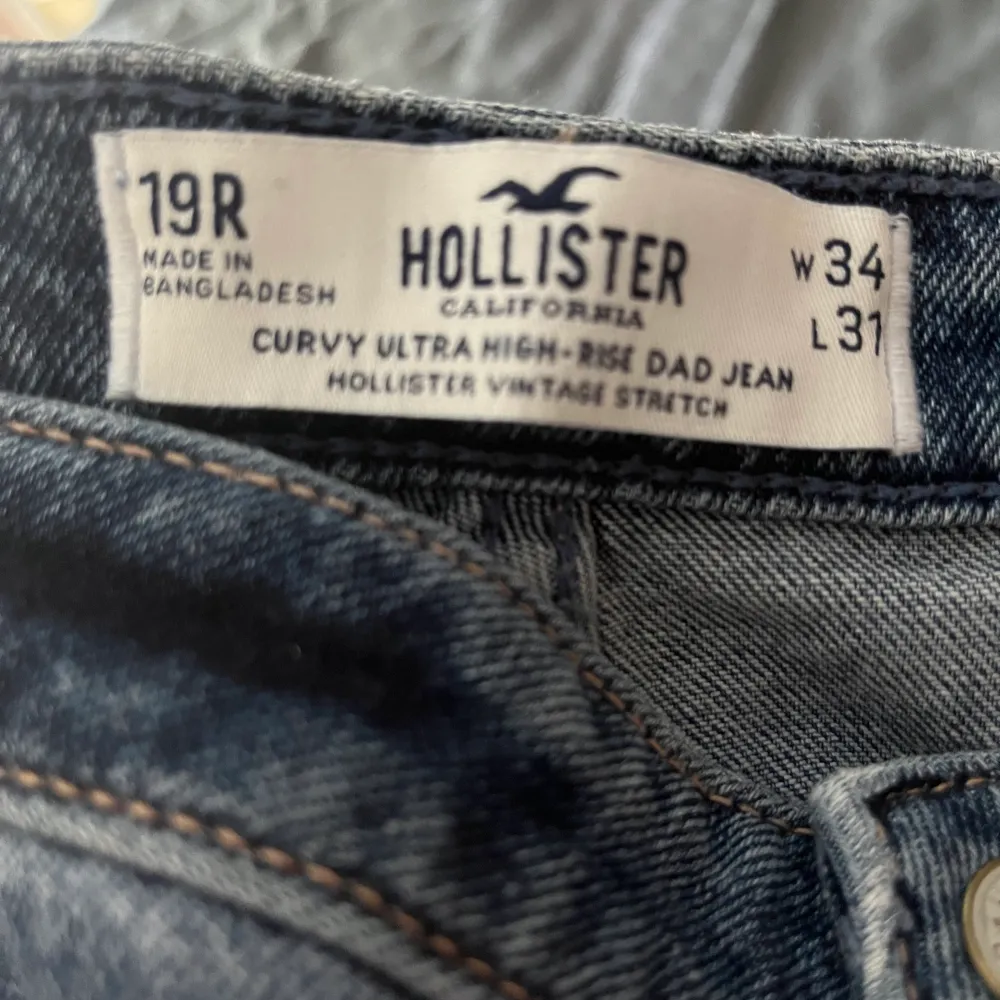 Ett par jätte fina högmidjade jeans från Hollister som är i jätte bra sick och den är normal i passformen  Storlek:19R W:34 L:31 Köparen står för frakten . Jeans & Byxor.