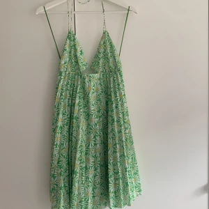 Klänning - Oanvänd klänning från zara med halterneck och öppen rygg. 