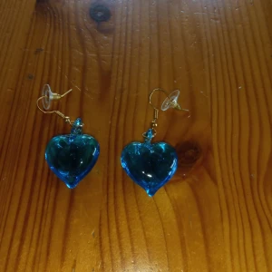Örhängen med hänge av ett hjärta blått. - Örhängen med hänge av ett hjärta blått.egen design .hämtas alt skickas portofritt .