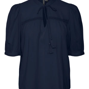 Blus från Vero Moda - Supergullig mörkblå blus från Vero Moda. Storlek S men jag tycker den passar XS/S!