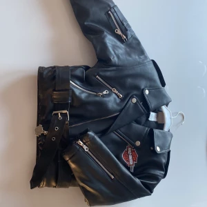 Skinnjacka - Nyskick Passar 5-6 år Bra kvalitee Detta är en riktigt cool jacka som passar till många tillfällen! 