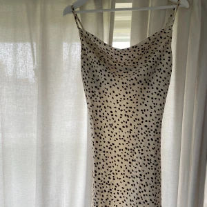 Satin klänning  - Satinklänning i mönster från Gina Tricot, sitter supersnyggt på kroppen! Använd 1 gång, storlek 34