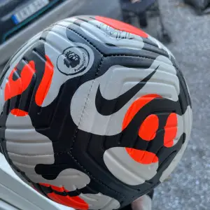 Det är en fotboll en premier league boll tror det är en 21/22 boll oanvänd