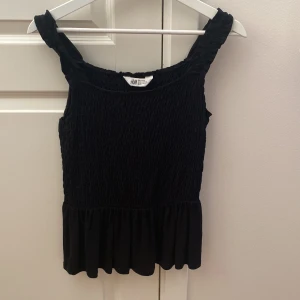 Svart Tröja/topp  - Svart tröja/topp, aldrig använt.