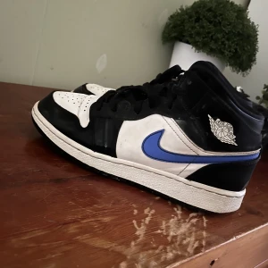 Mid jordan 1 - Säljer dessa ”Jordan 1 Mid Racer blue” i storlek 38 men skulle säga att dom passar både 38,5 och 39 då jag brukar ha de storlekarna i de flesta andra skor❤️ ! köptes för 1800,  , (kan diskuteras)