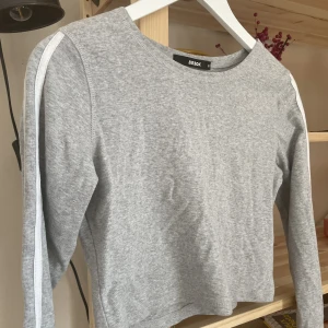 Bik Bok topp - Säljer denna croppade tröjan från Bik Bok👚. Den är i storlek M, men skulle nog säga att den är mer som en S. Använd ett par gånger men i så gott som nyskick, köparen står för frakten 🫶