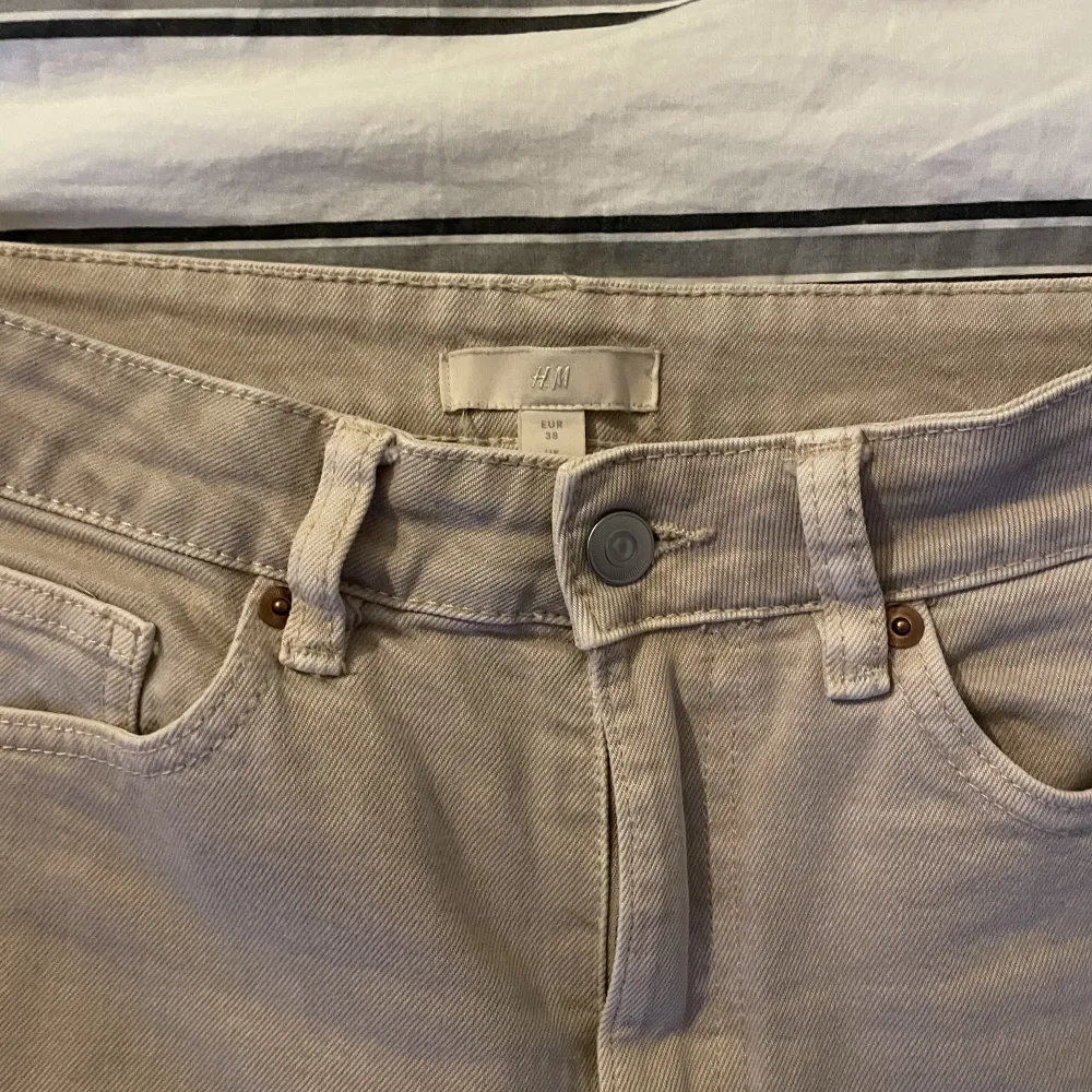 Skitsnygga beiga jeans till sommaren. Bra skick oxh endast använda fåtal gånger😍. Jeans & Byxor.