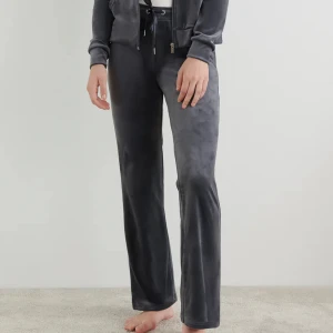 Mjukis byxor  - Säljer flera byxor i storlek xxs från Gina tricot 100kr styck har färgerna mörkblå, mörkgrå, ljusgrå, ljus lilla och ljusblå. Till ljusgråa byxorna har jag även en kofta till i storlek S, hör av er för egna bilder funderingar för det ni är intresserade av