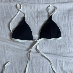 Bikinitopp  - Jättegullig bikinitopp från primark, aldrig använd då den inte passade mig! Har långa snören man knyter runt överkroppen🖤🤍