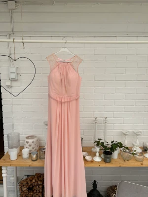 Balklänning  - Super fin bal eller brudtärna klänning. Använd 1 gång och köpt på en fin brudbutik. 