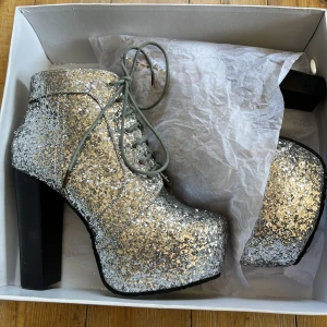 Glitter klackskor - Glittriga klackskor som är använda 1 gång under en tema fest! Köparen står för frakt :-)