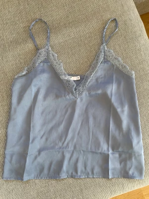 Topp från NA-KD - Blått linne med spets i storlek 38. Passade ej så bra så endast testad🩵💙 50kr+ frakt