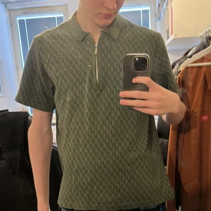 Polar tröja - Jag säljer denna gröna polar tröja då den är för liten för mig. Jag är öppen för prisförslag. Jag står ej för kostnaden på frakten. 