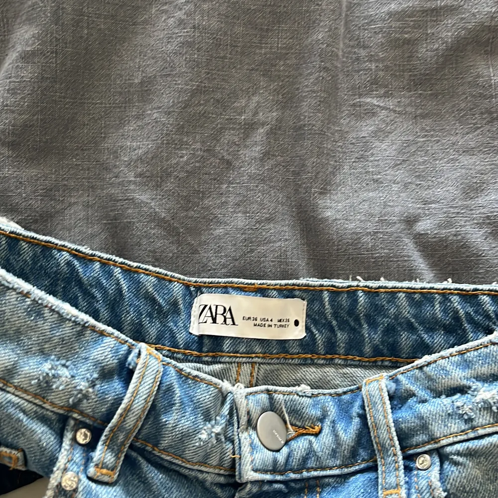 Super snygga jeansshorts från Zara men stenar😍 . Jeans & Byxor.