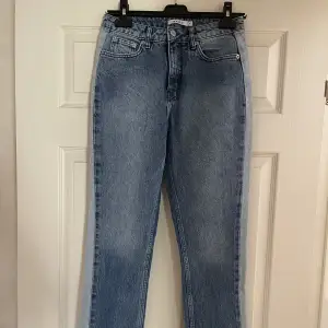 Na-kd jeans storlek 36, passar 34