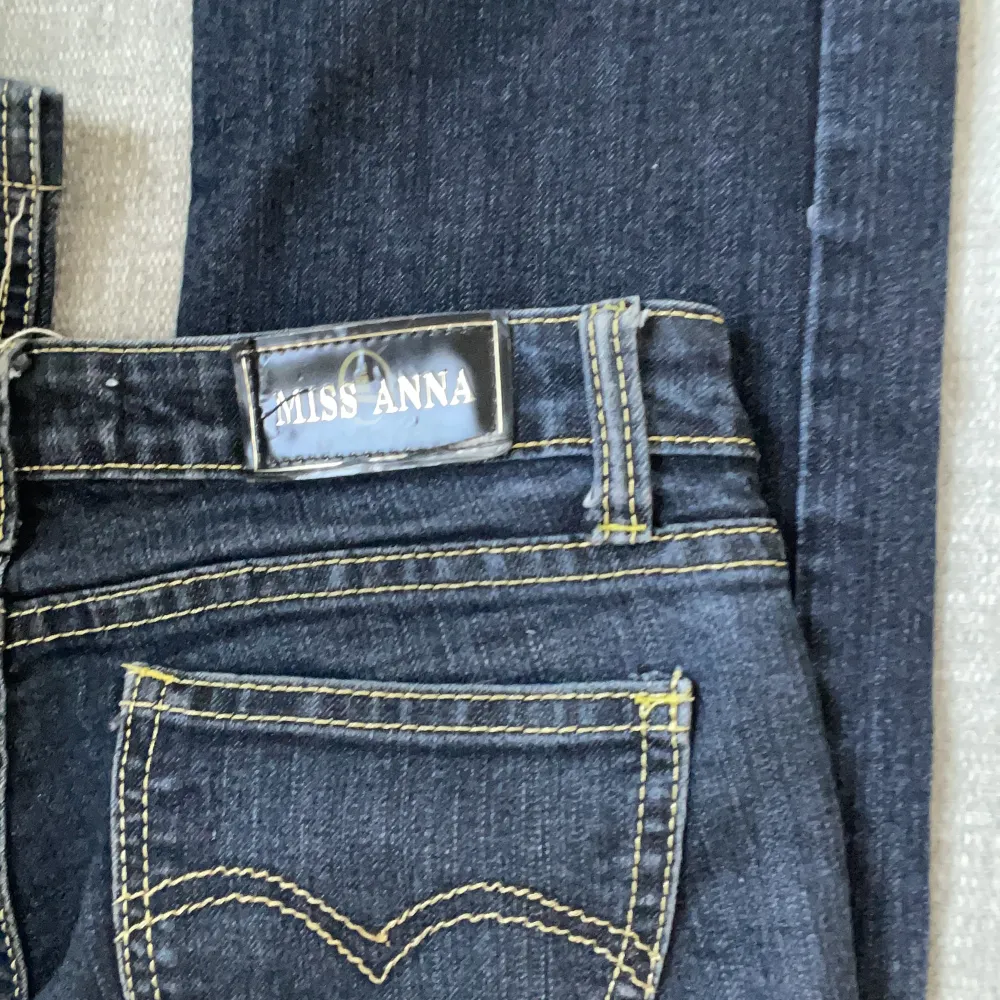 Säljer mina Miss Anna jeans då dem inye kommer till användning. Fint skick och inga defekter. Skriv för fler bilder.. Jeans & Byxor.