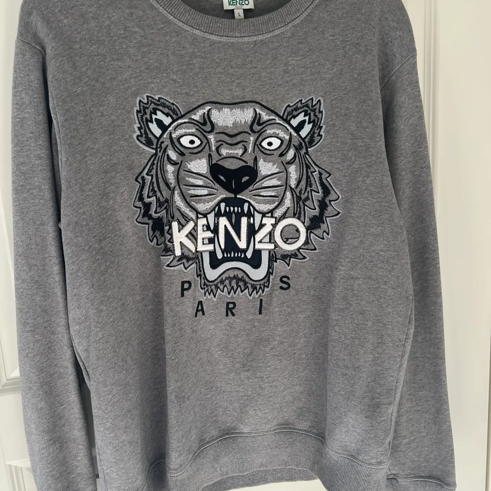 Kenzo sweatshirt  Använd vid ett par tillfällen Har haft ett minimalt hål på vänster sida av tröjan som är ihopsytt (syns inte alls vid användning) Storlek L men passar även M. Tröjor & Koftor.