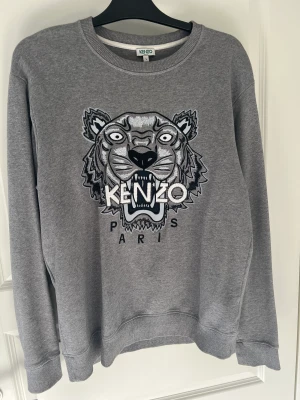 Kenzo sweatshirt  - Kenzo sweatshirt  Använd vid ett par tillfällen Har haft ett minimalt hål på vänster sida av tröjan som är ihopsytt (syns inte alls vid användning) Storlek L men passar även M