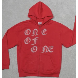 One of one Zip hoodie - Har en inproncip oanvänd röd zip hoodie från one of one. Jättebra skick, inga slitage, fläckar eller nopprigt.  Använd på mig som vanligtvis när S men då är den oversize! Skulle säga att den är en normalstor L, men kan bäras av M och S med. Sitter olika💕