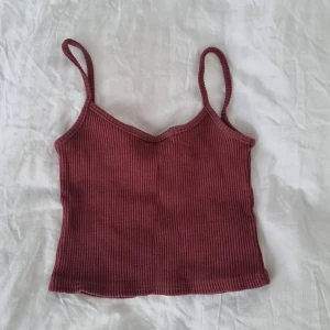 Crop linne - Ett croppat linne i röd/brun färg. Köpt på yesstyle 