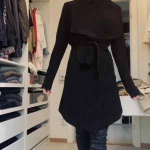 Kappa svart - Svart kappa från only, storlek 34! Hämtas i Eskilstuna eller skickas, mot fraktkostnad 150kr