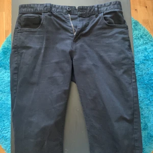 Svarta breda jeans - Säljer mina svarta jeans, sällan använda. Pris kan diskuteras! 